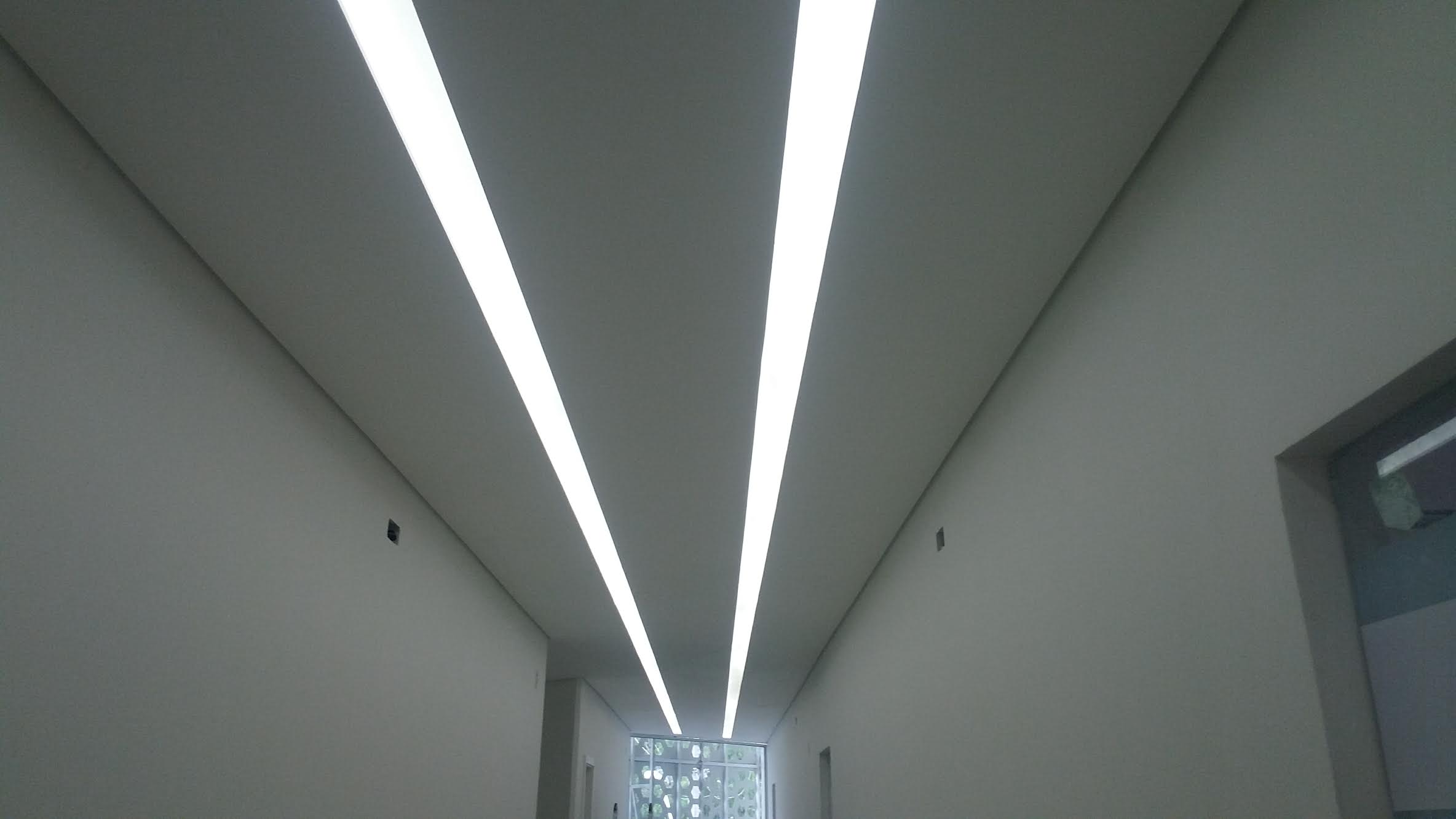 Depois — Corredor com forro e LED finalizado